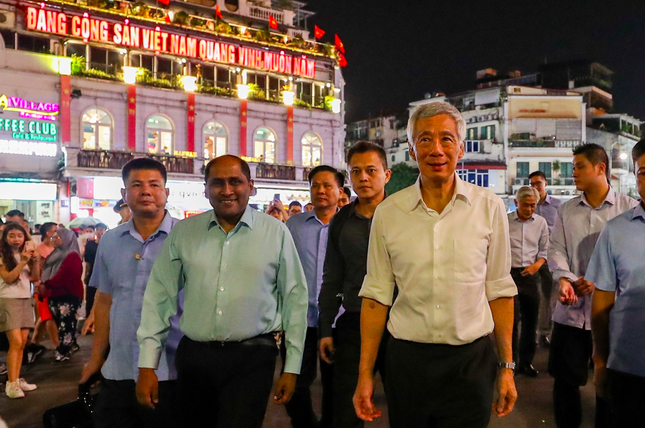 Thủ tướng Singapore Lý Hiển Long dạo hồ Hoàn Kiếm, thăm đền Ngọc Sơn ảnh 6