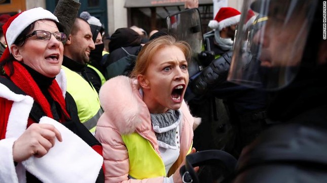 Năm trầy trật của ông Macron ảnh 1