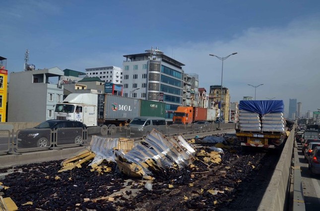 Xe đầu kéo lật nhào vung "cả biển" thủy tinh ra đường ảnh 11