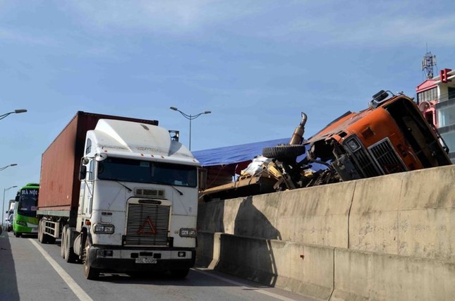 Xe đầu kéo lật nhào vung "cả biển" thủy tinh ra đường ảnh 9