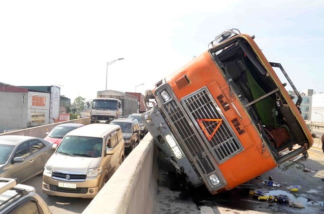 Xe đầu kéo lật nhào vung "cả biển" thủy tinh ra đường ảnh 6