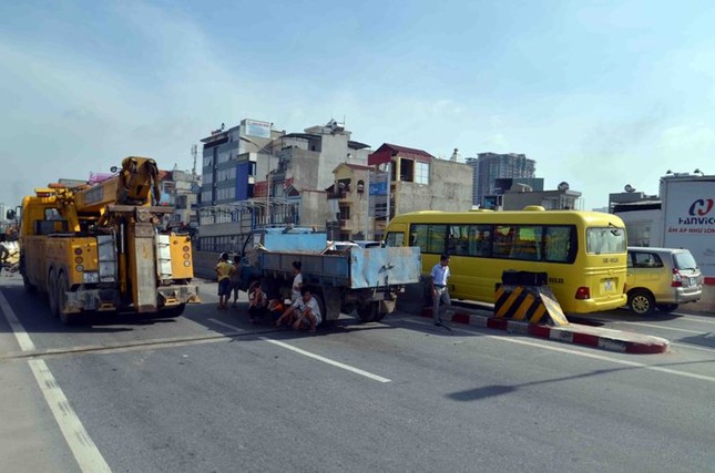 Xe đầu kéo lật nhào vung "cả biển" thủy tinh ra đường ảnh 5