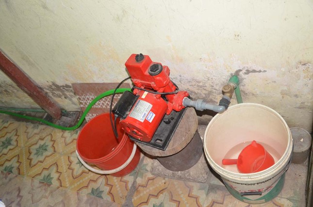 Cuộc sống người dân Hà Nội đảo lộn vì mất nước ảnh 13