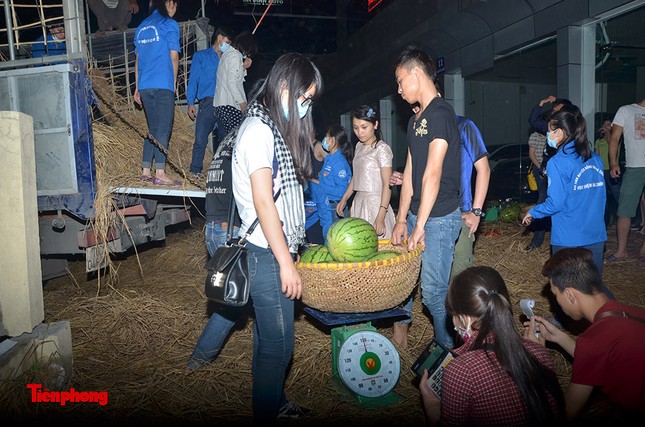 Sinh viên trắng đêm chuyển dưa hỗ trợ miền Trung ảnh 3