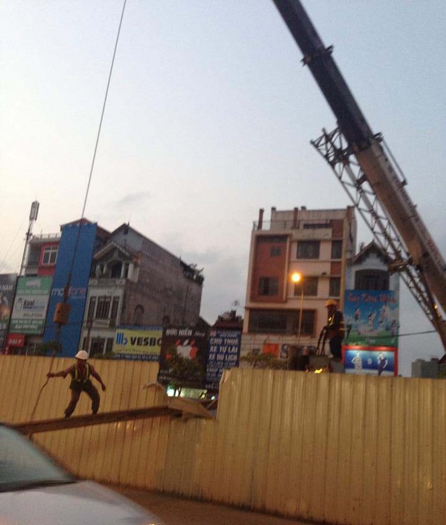 Sắt tuột cáp cẩu rơi ở tuyến đường sắt Nhổn - Ga Hà Nội ảnh 2