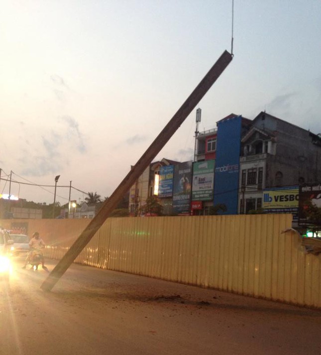 Sắt tuột cáp cẩu rơi ở tuyến đường sắt Nhổn - Ga Hà Nội ảnh 1