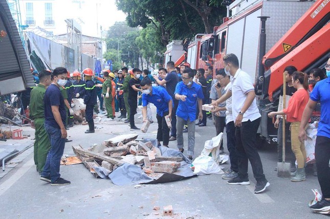 Tường ngôi nhà cạnh Hồ Gươm bất ngờ đổ sập ảnh 4