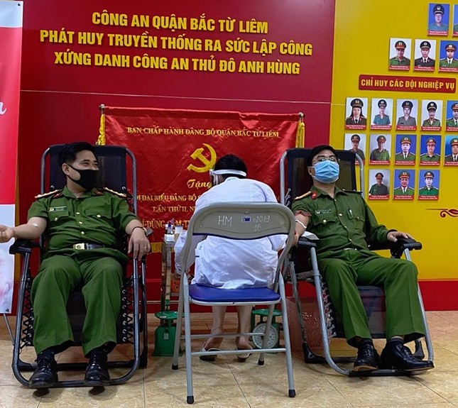 Gần 100 cán bộ chiến sĩ công an nhóm máu A và O tham gia hiến máu tình nguyện ảnh 5