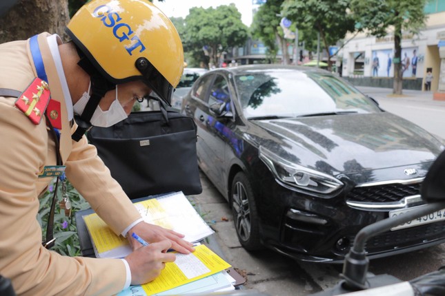 Nhiều trường hợp ô tô bị dán thông báo ngày đầu xử phạt ‘nguội’ ảnh 10