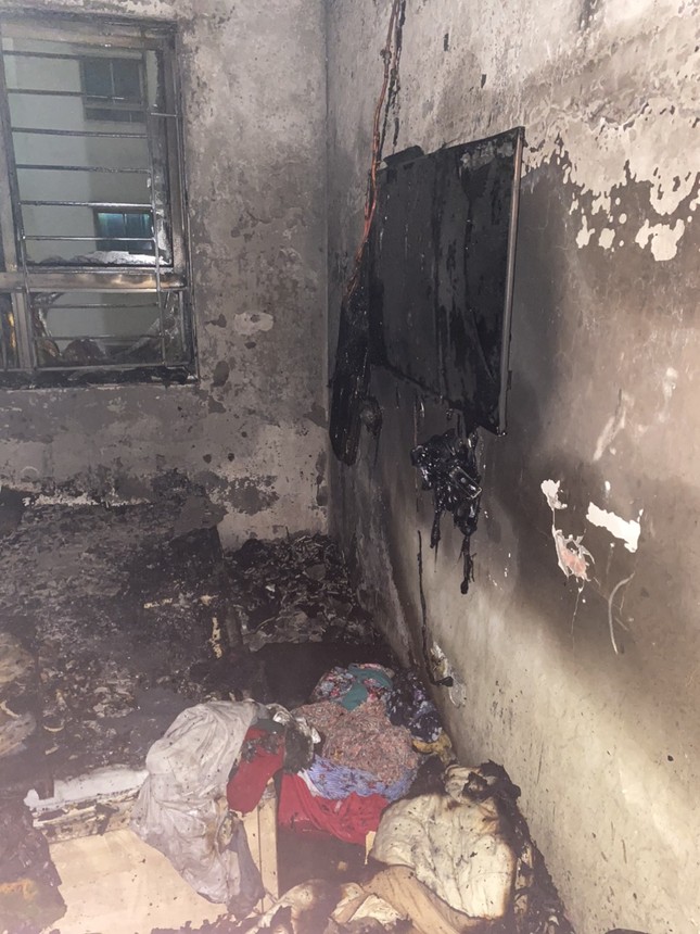 Cháy căn hộ chung cư Linh Đàm, cảnh sát hướng dẫn hơn 100 người thoát nạn - Ảnh 5.