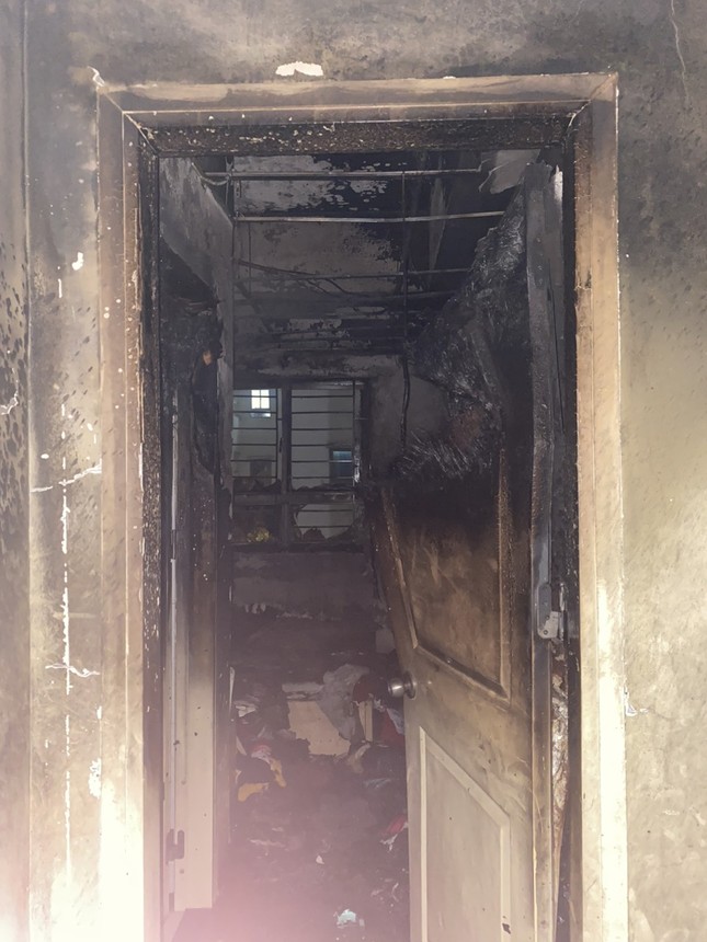 Cháy căn hộ chung cư Linh Đàm, cảnh sát hướng dẫn hơn 100 người thoát nạn - Ảnh 4.