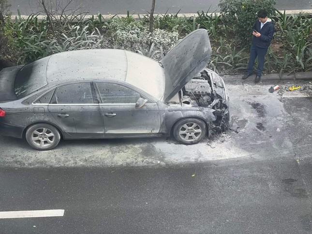 Xe Audi bốc cháy dữ dội trên đường phố Hà Nội - Ảnh 1.