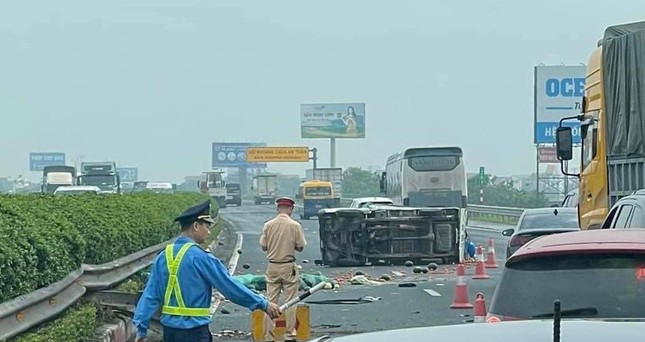 Ô tô tải lật chắn ngang cao tốc Pháp Vân - Cầu Giẽ sau va chạm giao thông ảnh 1