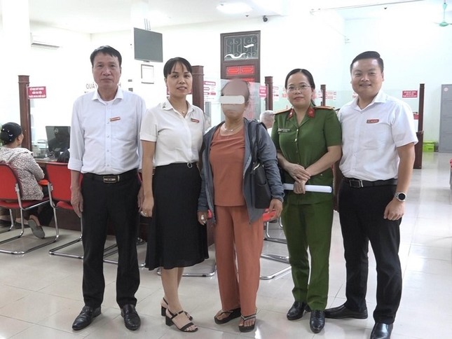 Nhân viên ngân hàng ngăn chặn thành công vụ lừa đảo giả danh công an ảnh 1