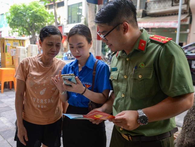 Công an Hà Nội kích hoạt hơn 4,4 triệu tài khoản định danh điện tử cho công dân ảnh 1