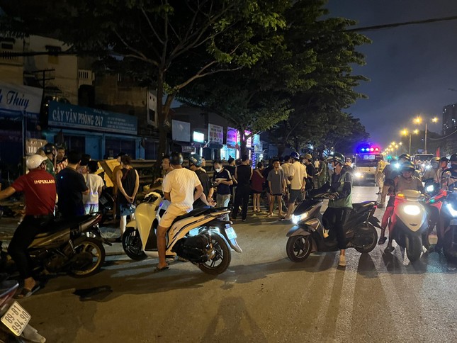 Hà Nội: Xe máy bị tàu hỏa hất văng, hai phụ nữ thương vong ảnh 2