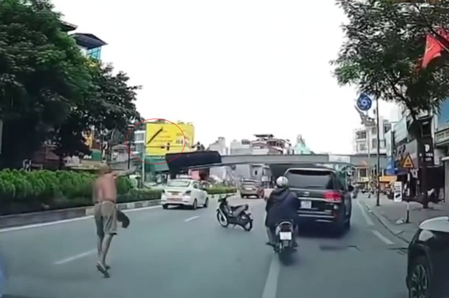 Triệu tập người đàn ông ném dao vào ô tô Land Cruiser ảnh 1