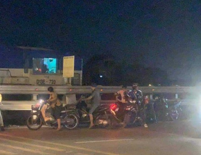 Tàu hỏa đâm trúng xe máy qua đường ngang, 1 người tử vong ảnh 1