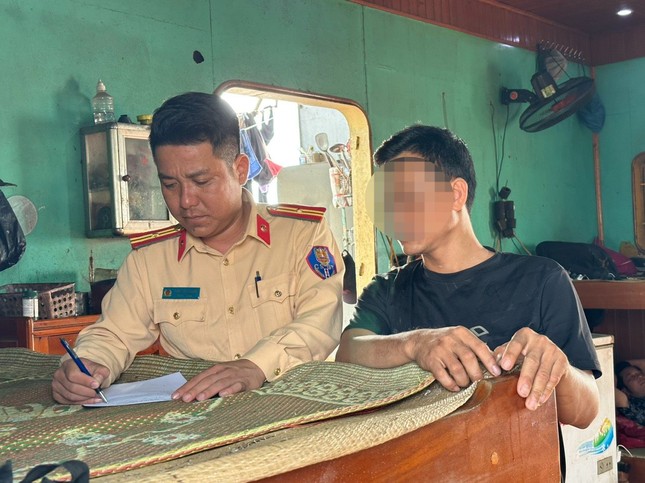 CSGT bắt quả tang 4 tàu khai thác trái phép gần 800m3 cát ảnh 2