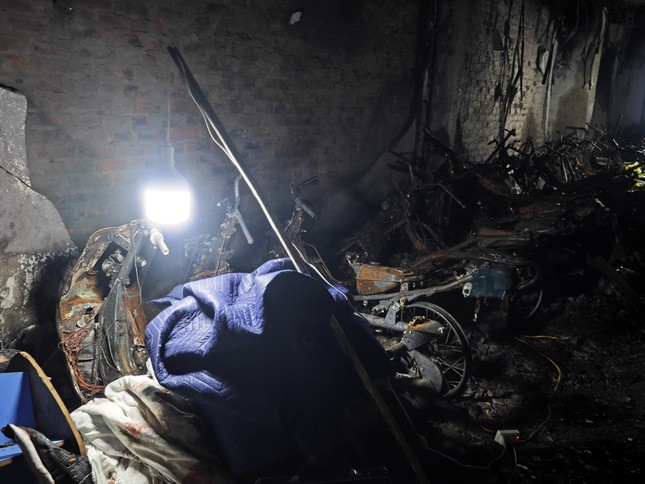 Cận cảnh hiện trường vụ cháy chung cư mini khiến hàng chục người thương vong ở Hà Nội ảnh 13