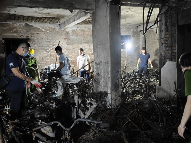 Cận cảnh hiện trường vụ cháy chung cư mini khiến hàng chục người thương vong ở Hà Nội ảnh 14