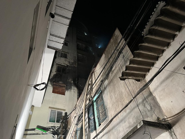 Cận cảnh hiện trường vụ cháy chung cư mini khiến hàng chục người thương vong ở Hà Nội ảnh 11
