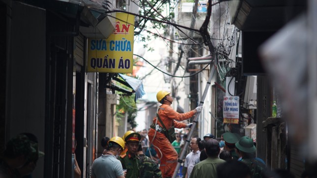 Cận cảnh hiện trường vụ cháy chung cư mini khiến hàng chục người thương vong ở Hà Nội ảnh 4