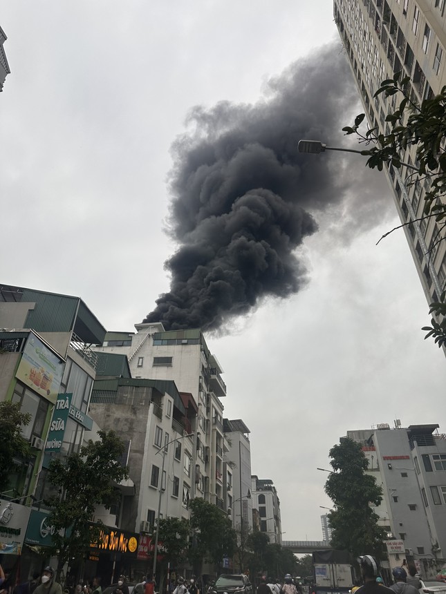 Cột khói đen hàng chục mét từ đám cháy nhà 7 tầng ở Thanh Xuân, Hà Nội ảnh 2