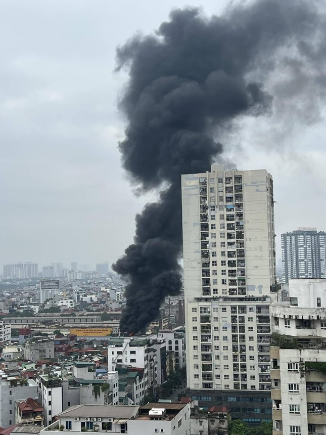 Cột khói đen hàng chục mét từ đám cháy nhà 7 tầng ở Thanh Xuân, Hà Nội ảnh 1
