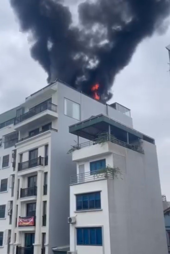Cột khói đen hàng chục mét từ đám cháy nhà 7 tầng ở Thanh Xuân, Hà Nội ảnh 3