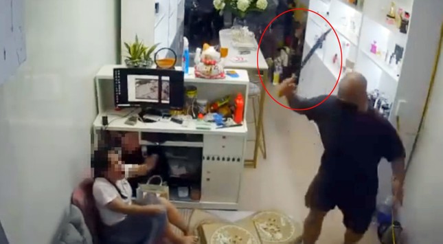 Hà Nội: Kinh hoàng cảnh côn đồ mang hung khí xông vào cửa hàng chém người tới tấp ảnh 1