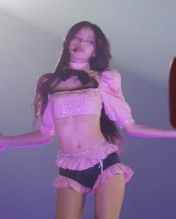 Lisa (BlackPink) diện váy siêu ngắn, bị lộ nội y ảnh 2