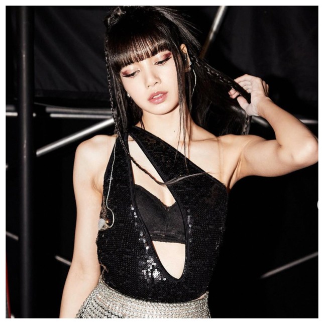 Lo ngại về màn trình diễn của Lisa (BlackPink) ở quán bar khỏa thân ảnh 3