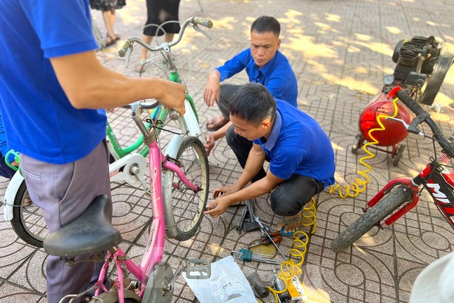 Đoàn viên thanh niên sửa xe cho học sinh miền núi, cùng em đến trường ảnh 5