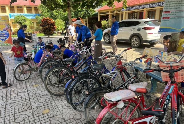 Đoàn viên thanh niên sửa xe cho học sinh miền núi, cùng em đến trường ảnh 1