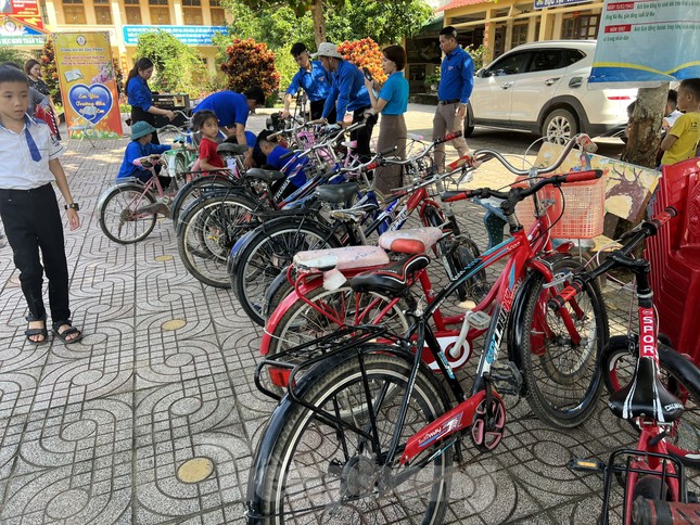 Đoàn viên thanh niên sửa xe cho học sinh miền núi, cùng em đến trường ảnh 6