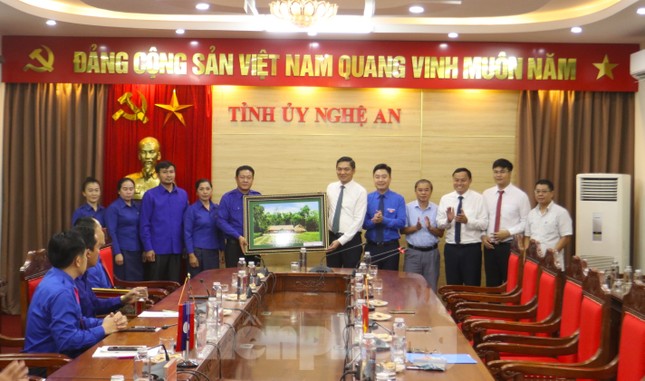 Đoàn đại biểu Đoàn Thanh niên 3 tỉnh nước bạn Lào chào xã giao lãnh đạo tỉnh Nghệ An ảnh 3