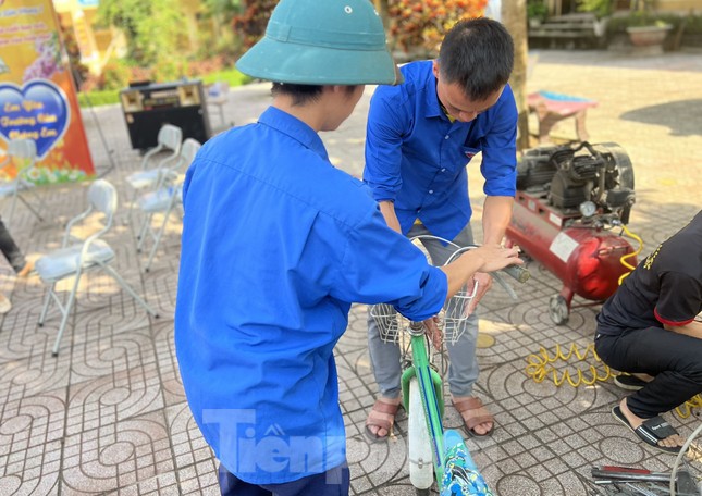Đoàn viên thanh niên sửa xe cho học sinh miền núi, cùng em đến trường ảnh 3