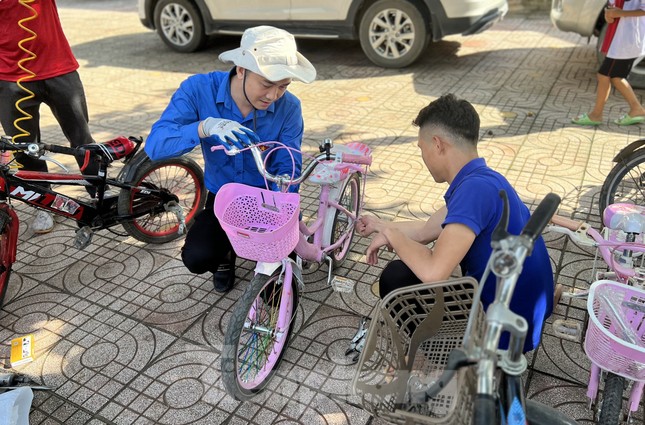 Đoàn viên thanh niên sửa xe cho học sinh miền núi, cùng em đến trường ảnh 4