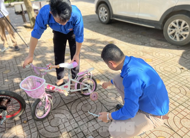 Đoàn viên thanh niên sửa xe cho học sinh miền núi, cùng em đến trường ảnh 2