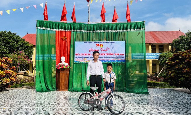 Đoàn viên thanh niên sửa xe cho học sinh miền núi, cùng em đến trường ảnh 8