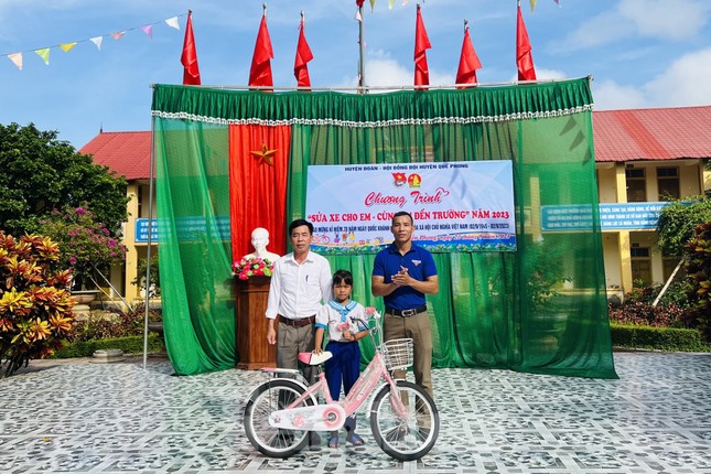 Đoàn viên thanh niên sửa xe cho học sinh miền núi, cùng em đến trường ảnh 9