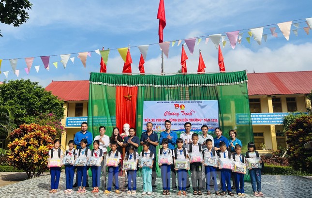 Đoàn viên thanh niên sửa xe cho học sinh miền núi, cùng em đến trường ảnh 7