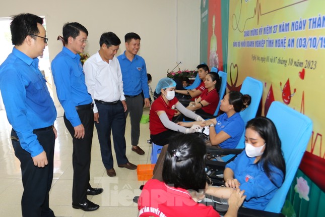 Thanh niên hiến máu tình nguyện, quyên góp ủng hộ trường học thiệt hại do lũ ảnh 3