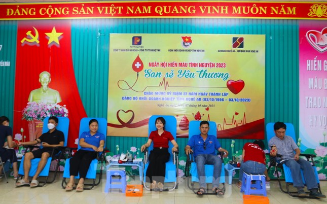 Thanh niên hiến máu tình nguyện, quyên góp ủng hộ trường học thiệt hại do lũ ảnh 1