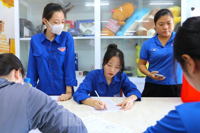 Thanh niên hiến máu tình nguyện, quyên góp ủng hộ trường học thiệt hại do lũ ảnh 2