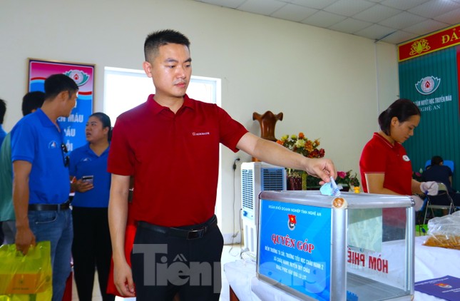 Thanh niên hiến máu tình nguyện, quyên góp ủng hộ trường học thiệt hại do lũ ảnh 10