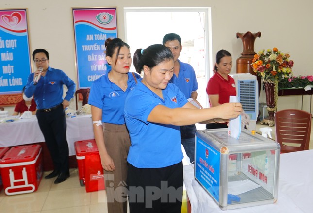 Thanh niên hiến máu tình nguyện, quyên góp ủng hộ trường học thiệt hại do lũ ảnh 9