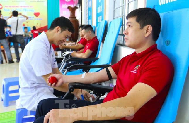 Thanh niên hiến máu tình nguyện, quyên góp ủng hộ trường học thiệt hại do lũ ảnh 8