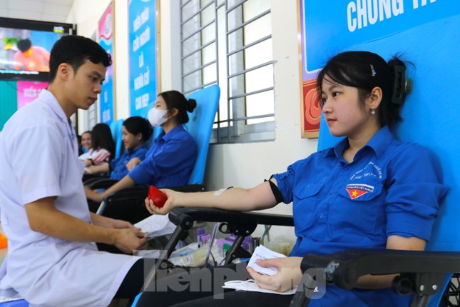 Thanh niên hiến máu tình nguyện, quyên góp ủng hộ trường học thiệt hại do lũ ảnh 7